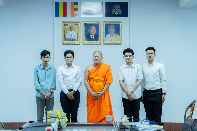 ឯកឧត្តម ផល ពិសាល អនុប្រធានសមាគមសាលាត្រាជូ​ បានដឹកនាំសហការីចូលជួបសម្តែងការគួរសម និងប្រគេនសម្ដេចនូវ«សៀវភៅព្រឹត្តិបត្រច្បាប់ និងស្នាដៃរបស់សមាជិក សមាជិកា» ចំនួន ១ឈុត ថ្វាយ សម្ដេចព្រះមហាអរិយវង្ស​ បណ្ឌិត យ៉ន សេងយៀត