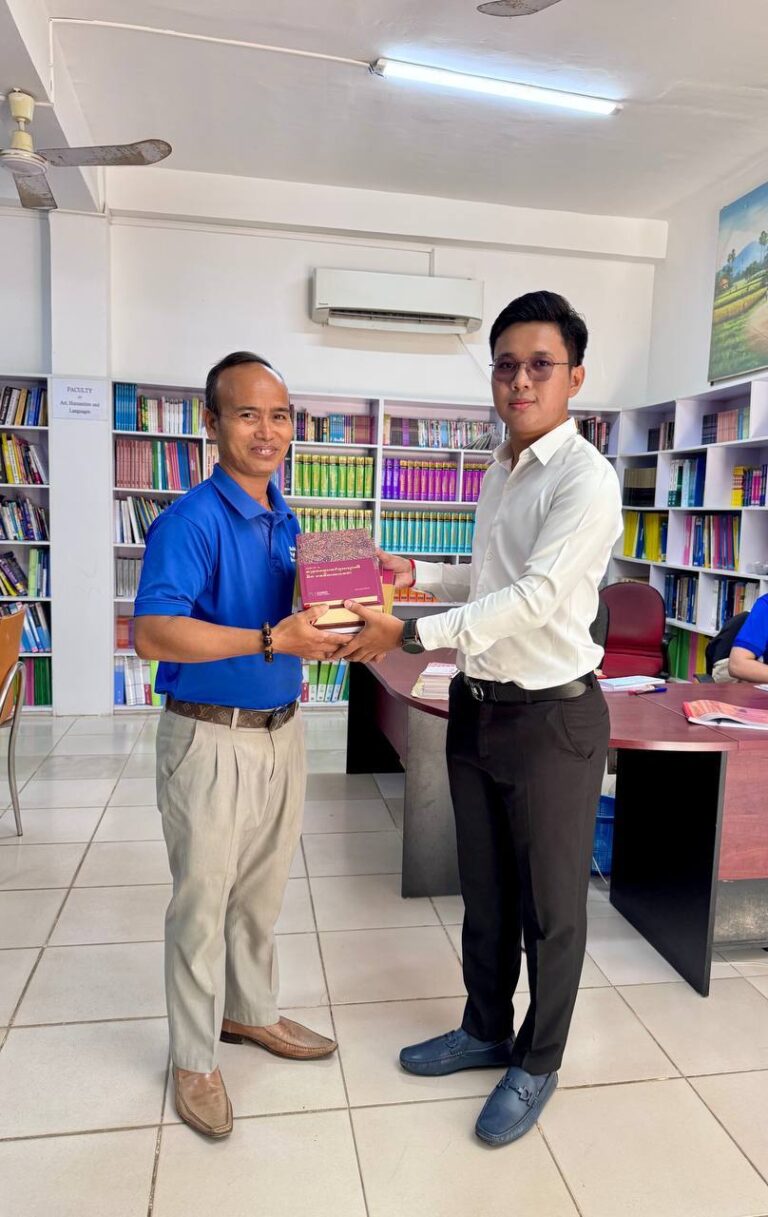 លោក ហាក់ ងួនសុភារម្យ សមាជិកលេខាធិការដ្ឋានសមាគម តំណាង ឯកឧត្តម ទី ហ្សានិត បានប្រគល់ជូននូវស្នាដៃចំនួន ១ឈុតរបស់សមាគមសាលាត្រាជូ ជូនដល់ បណ្ណាល័យនៃសាកលវិទ្យាល័យបៀលប្រាយ សាខាបាត់ដំបង( Build Bright University )